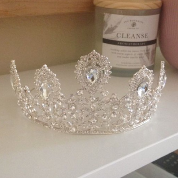 Luxury Swarovski Crown Tiara - Picture 1 of 8